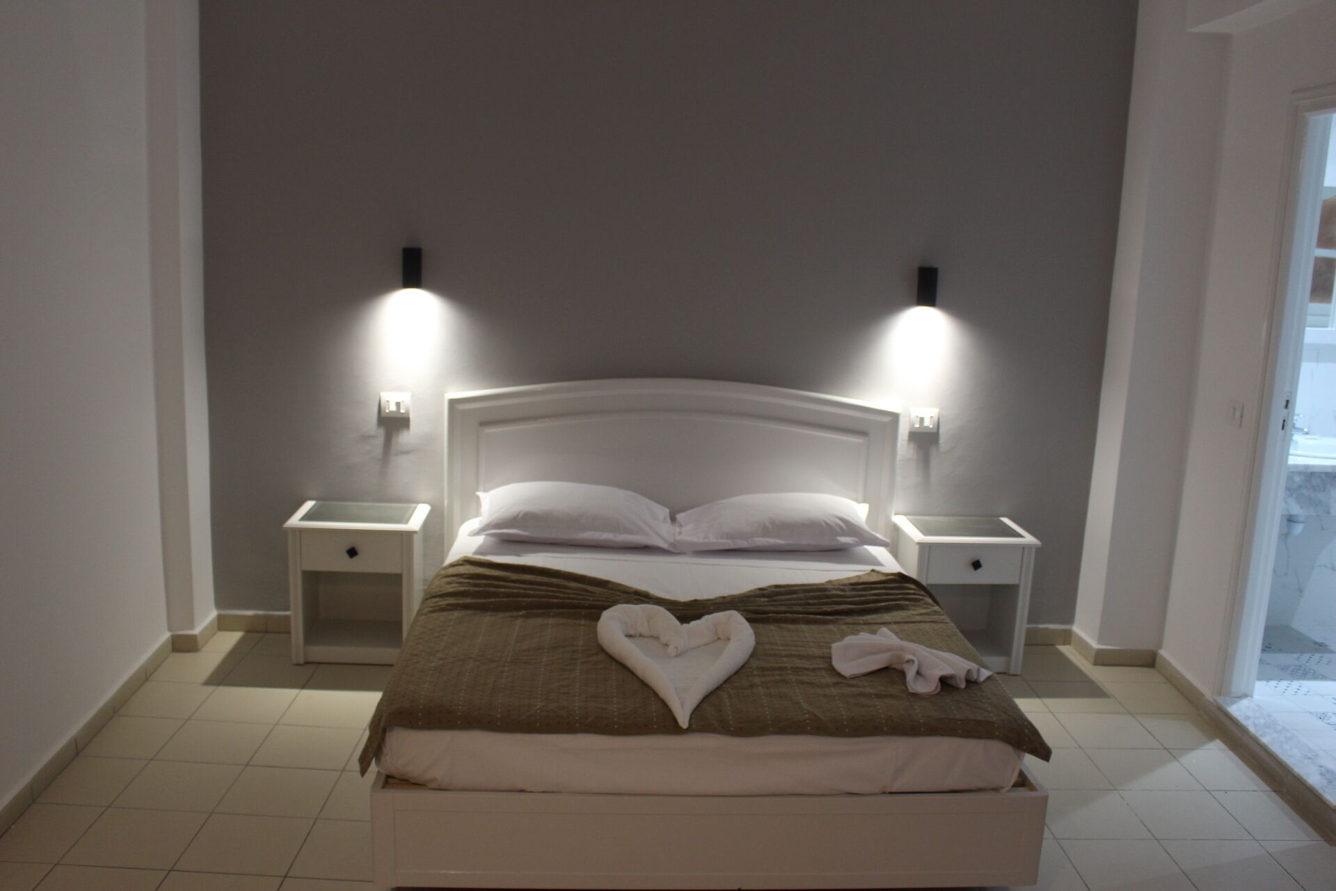 Habitación triple superior | Escritorio, cortinas blackout, wifi gratis y ropa de cama 