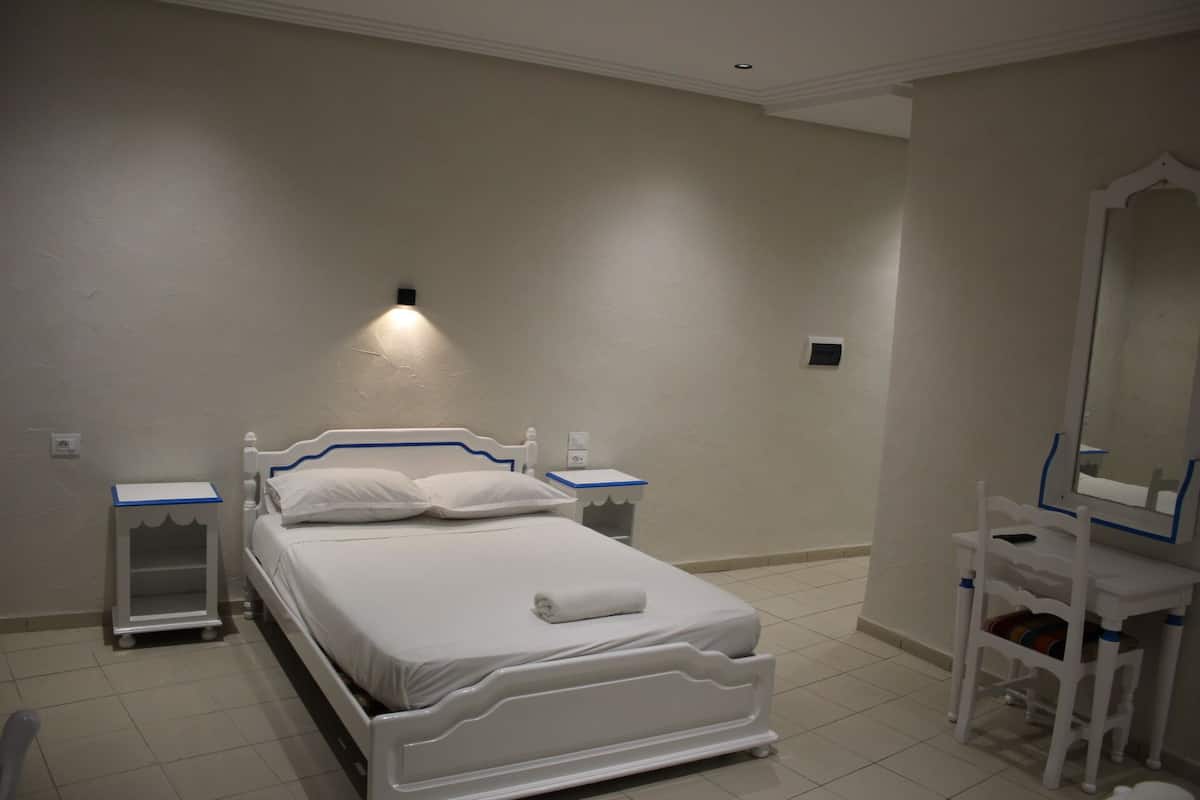 Habitación triple estándar | Escritorio, cortinas blackout, wifi gratis y ropa de cama