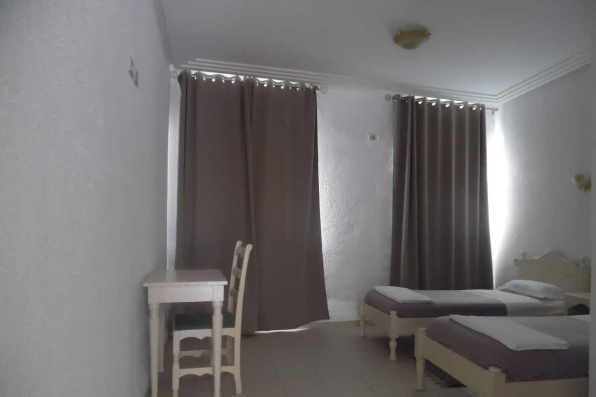 Escritorio, cortinas blackout y camas plegables/adicionales
