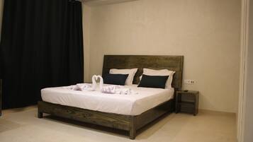 Executive Room | Desk, blackout drapes, free WiFi, bed sheets
