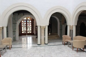 Área de estar no saguão