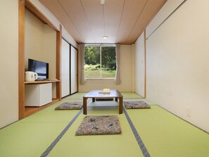 Tradisjonelt rom, fjellutsikt (Japanese Style with Private Toilet) | Skrivebord og wi-fi (inkludert)