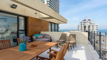 Three Bedroom Penthouse with Sea View | Terrace/patio