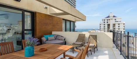 Three Bedroom Penthouse with Sea View | 테라스/파티오