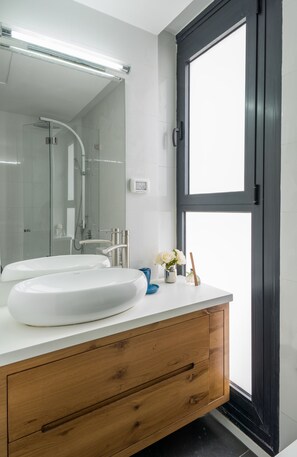 Articles de toilette (gratuits), séchoir à cheveux, serviettes fournies