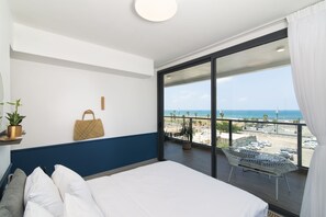 Two Bedroom Apartment with full Sea View - HaYarkon 6 | Peti besi dalam bilik, ruang kerja komputer riba