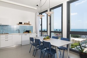 Two Bedroom Apartment with full Sea View - HaYarkon 6 | Privékeuken | Een koelkast, een magnetron, een oven, een kookplaat