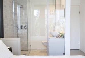 Three Bedroom Apartment with Garden | Bagno | Set di cortesia gratuito, asciugacapelli, asciugamani, sapone