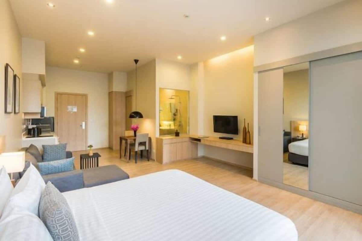 Sengetøy av topp kvalitet, minibar, safe på rommet og skrivebord