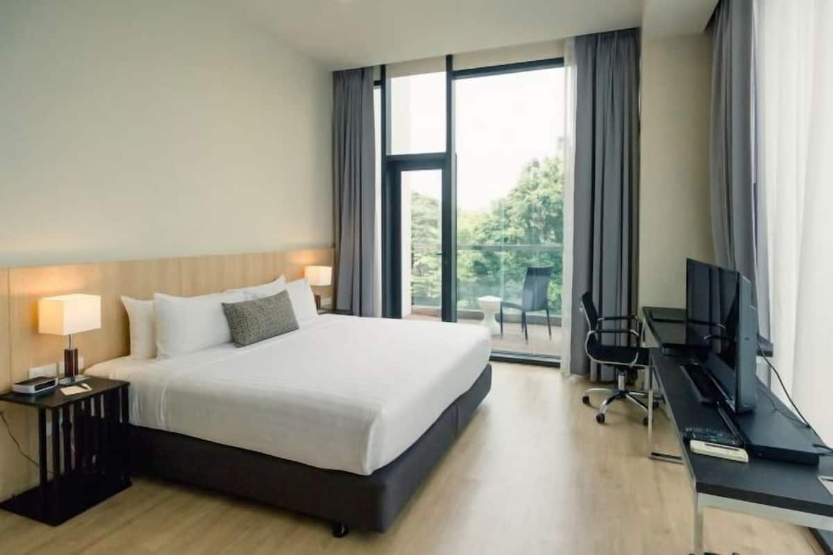 Sengetøy av topp kvalitet, minibar, safe på rommet og skrivebord