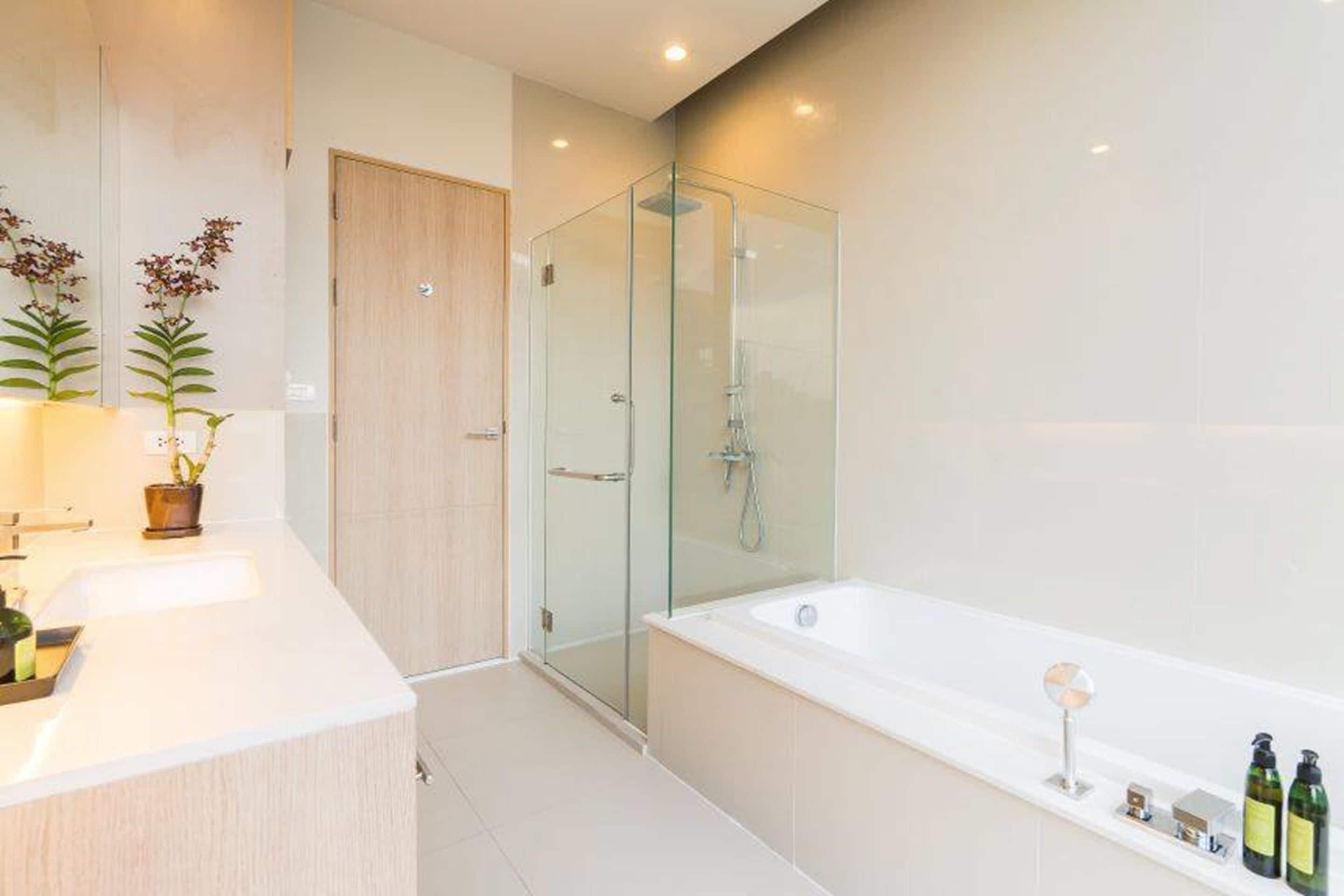 panoramic studio | bathroom | shower, free toiletries, hair dryer, slippers