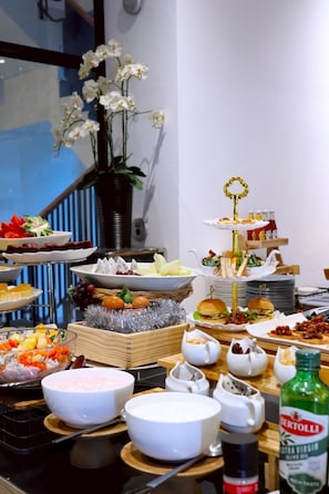 Petit déjeuner buffet servi tous les jours en supplément