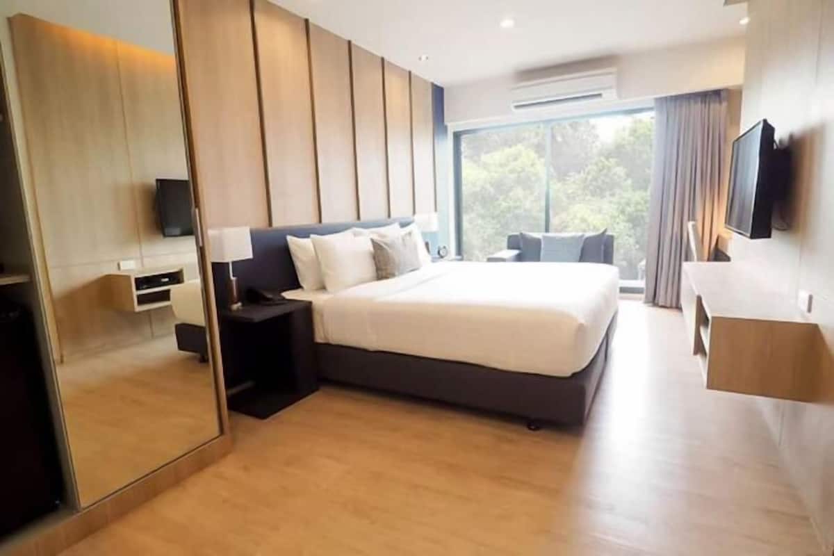 Sengetøy av topp kvalitet, minibar, safe på rommet og skrivebord