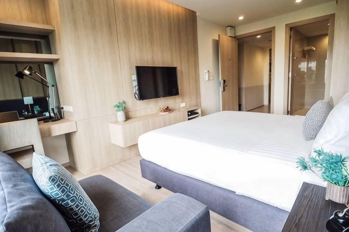 Luxe beddengoed, een minibar, een kluis op de kamer, een bureau