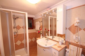Double or Twin Room, Garden View | Bathroom | Shower, hair dryer, shampoo - B&B Il Grappolo (Anacapri)