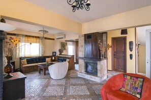 빌라, 침실 4개 | 거실 | 위성 채널 시청이 가능한 42인치 평면 TV, TV, 벽난로