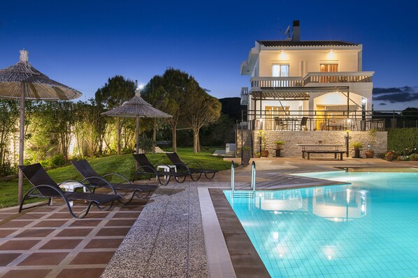 숙박 시설 정면 - 저녁/밤