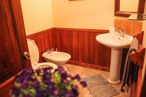 Luxury Suite, 1 King Bed, Hill View | Bathroom | Combined shower/bathtub, free toiletries - Sagala Bungalow (Bandarawela)