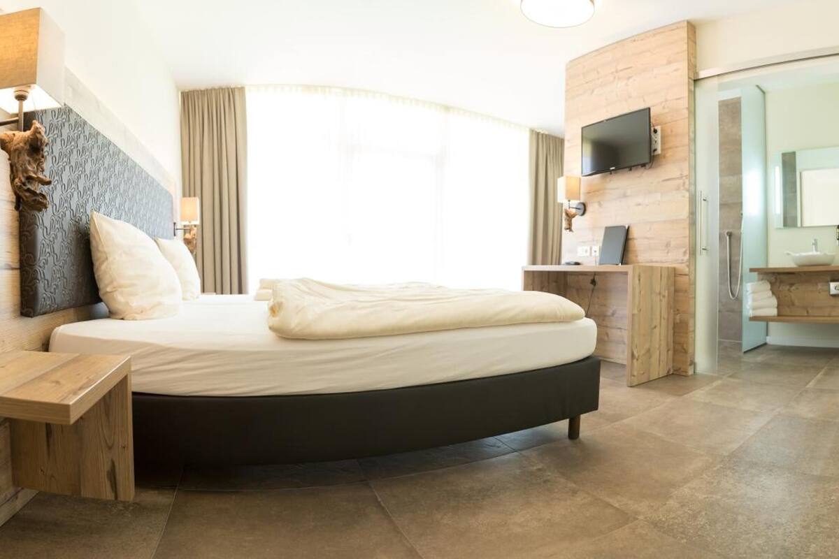 hypo-allergenic bedding, in-room safe, desk, blackout curtains