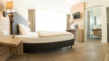 Hypo-allergenic bedding, in-room safe, desk, blackout curtains