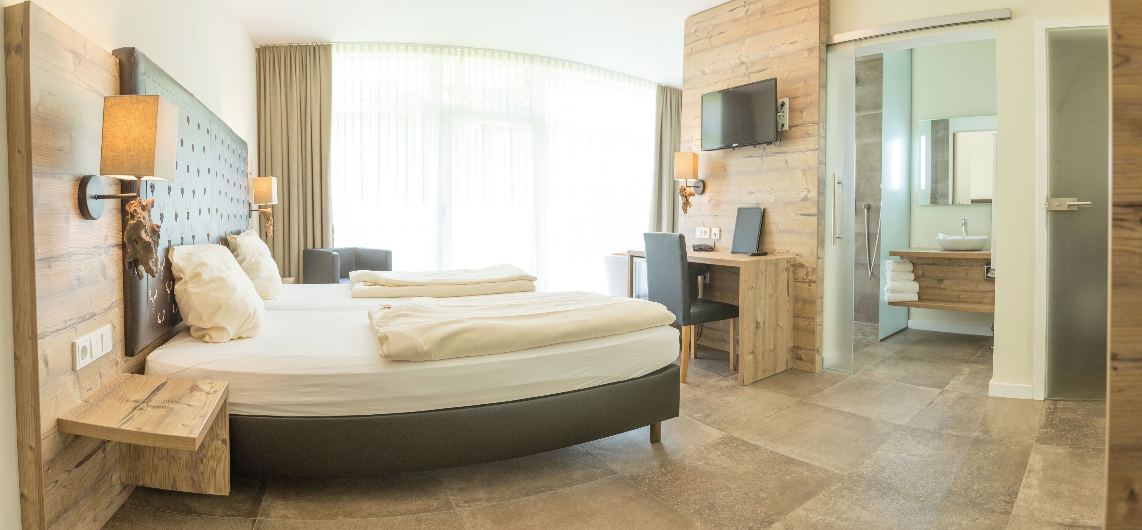 deluxe double room, bathtub, corner | hypo-allergenic bedding, in-room safe, desk, blackout curtains