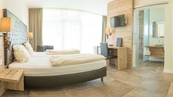 Deluxe-Doppelzimmer, Badewanne, Eckzimmer | Allergikerbettwaren, Zimmersafe, Schreibtisch, VerdunkelungsvorhÀnge