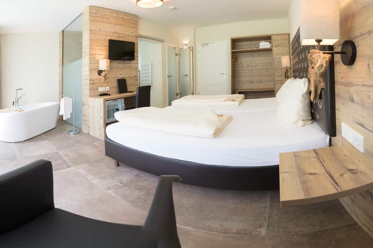 premium double room single use, bathtub, corner | hypo-allergenic bedding, in-room safe, desk, blackout curtains