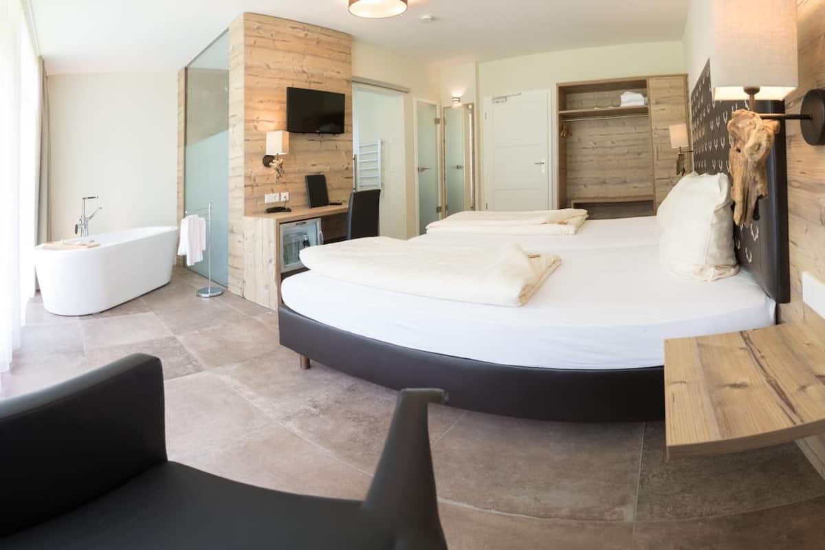 Premium tweepersoonskamer, voor 1 persoon, bad, op de hoek | Hypoallergeen beddengoed, een kluis op de kamer, een bureau