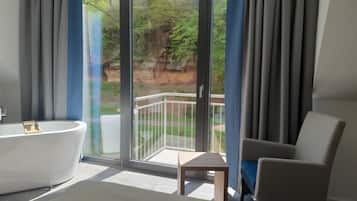 Hypo-allergenic bedding, in-room safe, desk, blackout curtains