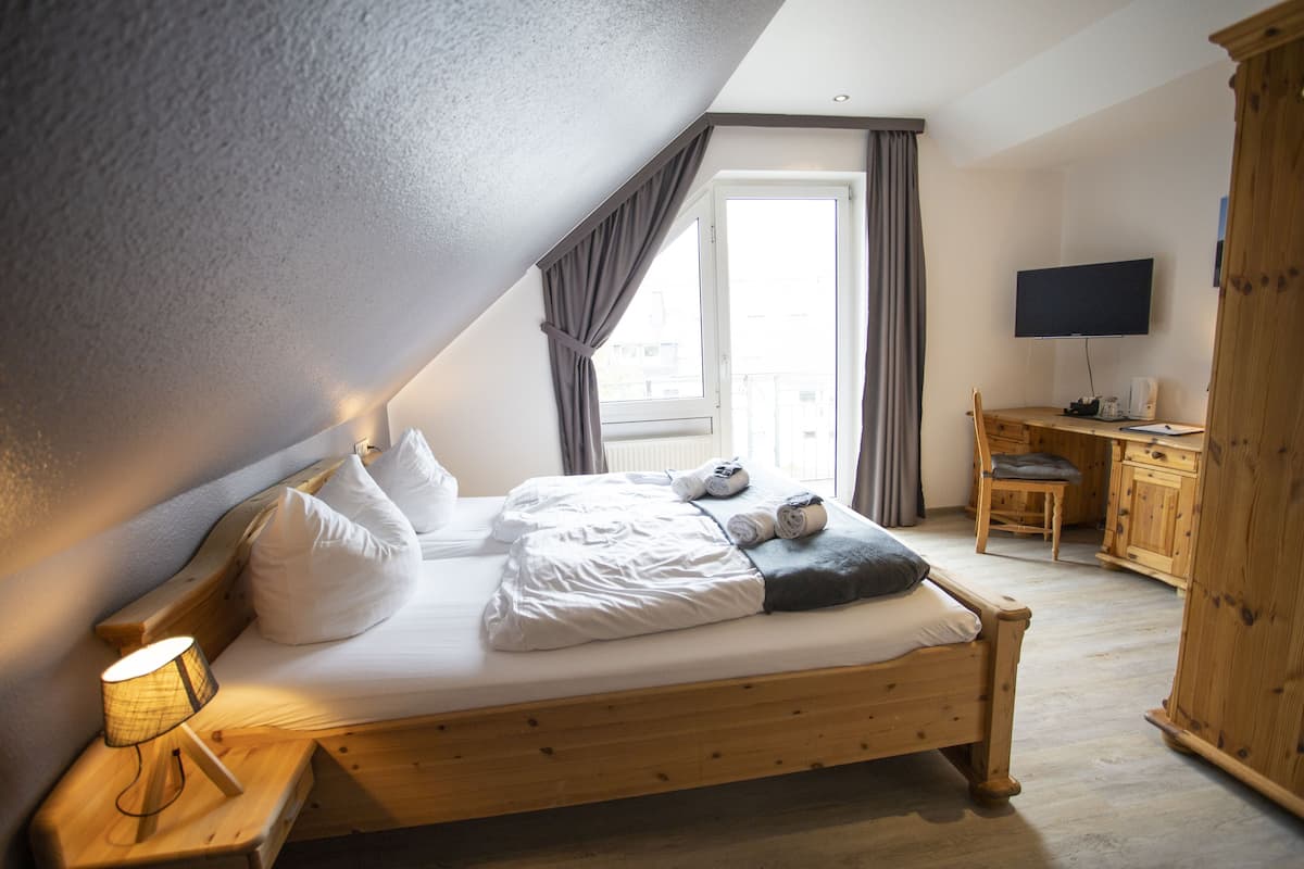 1 bedroom, hypo-allergenic bedding, individually decorated