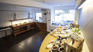 Een buffetopstelling met diverse soorten eten en een houten toonbank.