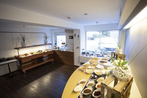 Desayuno buffet todos los días (con cargo)