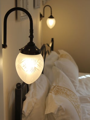 A bed with white bedding and a decorative lamp with a curved arm. - Bed & Breakfast No. 31 im Rosengarten (Kapellen-Drusweiler)