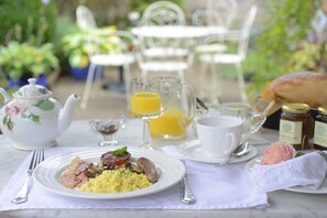 Free daily cooked-to-order breakfast