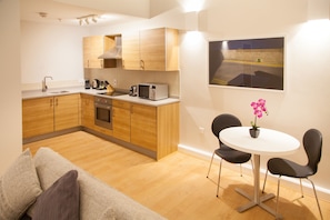 Full-sized fridge, microwave, oven, stovetop