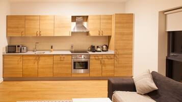 Full-size fridge, microwave, oven, stovetop
