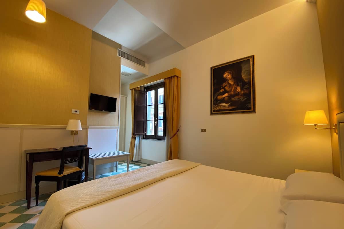 Superior Double or Twin Room | Meja, ruang kerja komputer riba, langsir/tirai gelap terus