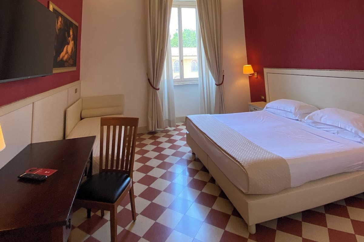 Family Superior, Triple Room | Meja, ruang kerja komputer riba, langsir/tirai gelap terus