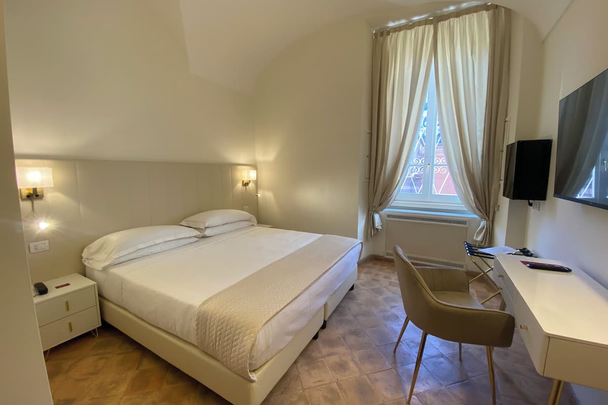 Classic Room | Meja, ruang kerja komputer riba, langsir/tirai gelap terus
