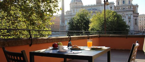 Colazione a buffet, servita tutte le mattine (15.00 EUR a persona)
