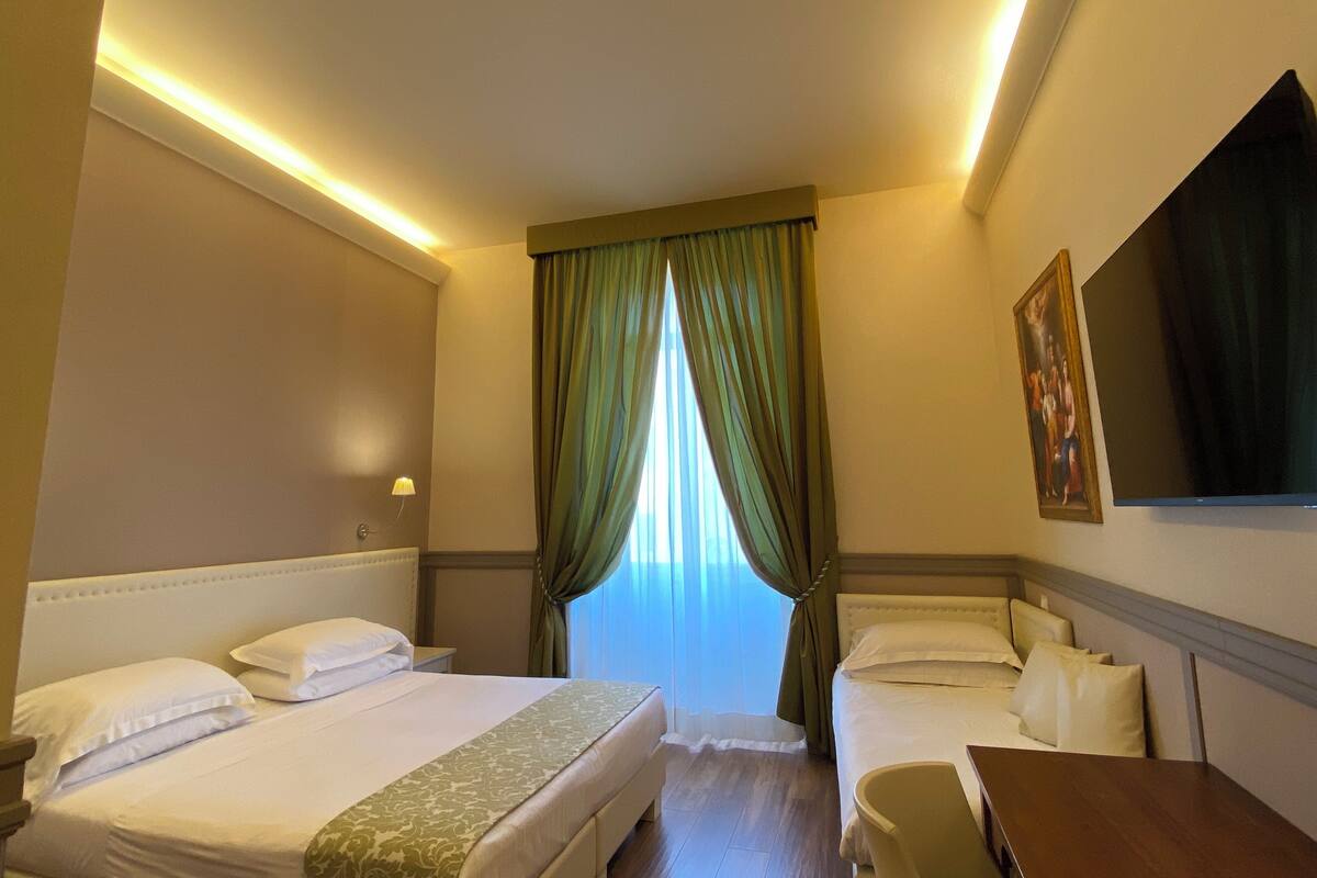 Family Deluxe, Triple Room, Garden View | 書桌、手提電腦工作空間、遮光窗簾/窗簾、免費 Wi-Fi