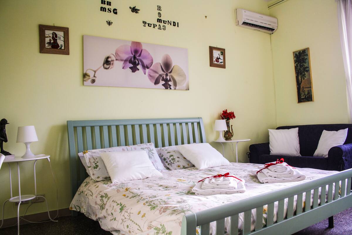 1 bedroom, down duvets, desk, laptop workspace
