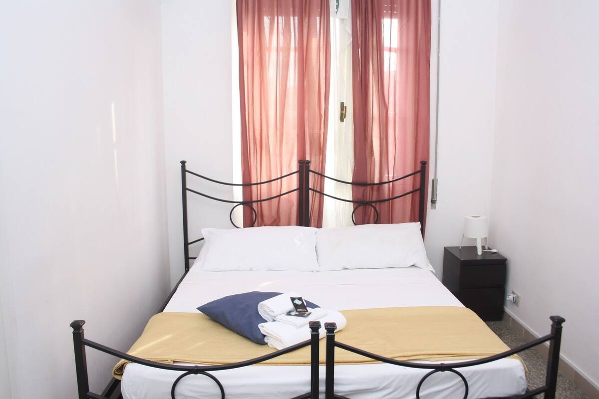 1 bedroom, down duvets, desk, laptop workspace