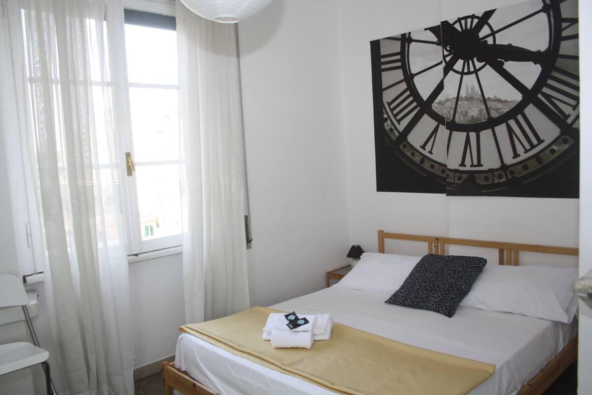 1 bedroom, down duvets, desk, laptop workspace