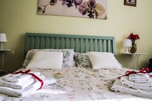 1 bedroom, down duvets, desk, laptop workspace