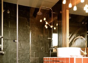 Kamer, 1 twee- of 2 eenpersoonsbedden | Badkamer | Een diep bad, gratis toiletartikelen, een haardroger, een bidet