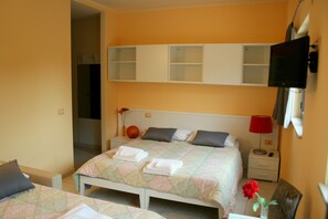 Desk, laptop workspace, blackout curtains, soundproofing - Agriturismo Argaland (Parma)