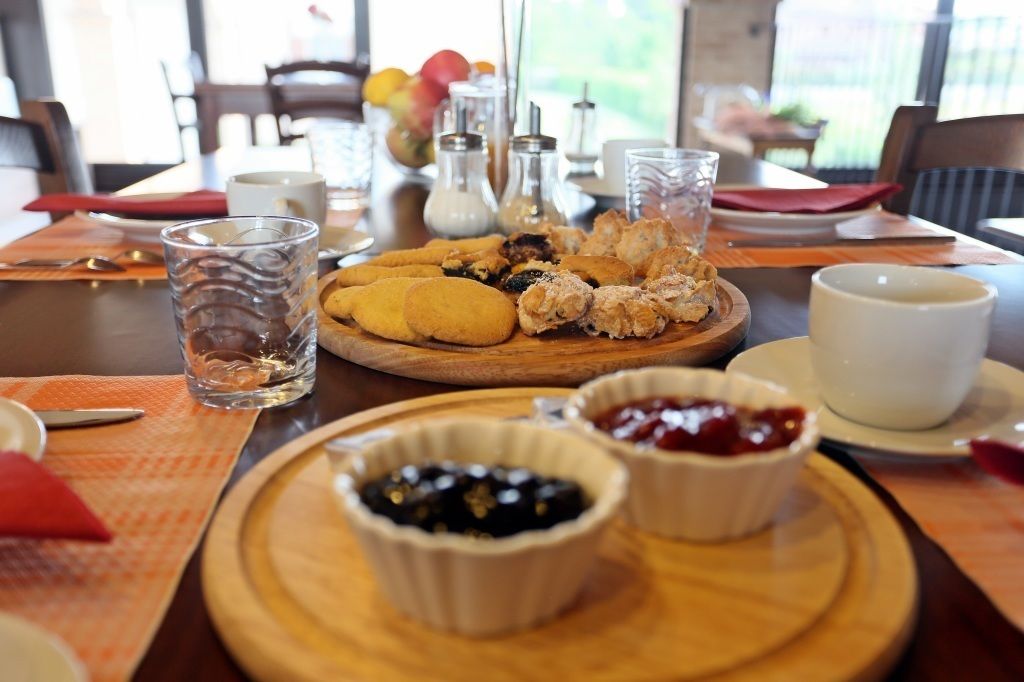 Tägliches Frühstücksbuffet (9 EUR pro Person)