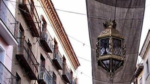 Un edifici amb un cartell que diu "HOSTAL CENTRO" i un fanal tradicional.