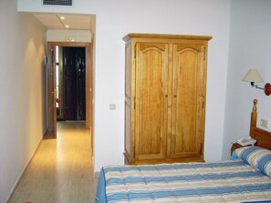 Standard Double Room | Desk, free cribs/infant beds, rollaway beds, free WiFi - Hostal Centro (Toledo)